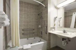 Super 8 by Wyndham Peru Starved Rock State Park - Salle de bain
