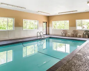 Quality Inn & Suites Davenport near I-80 - Piscine