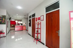 RedDoorz Plus near Mall Kelapa Gading - Lobby