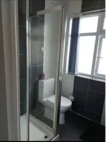 Apple House Wembley - Family room with shared bathroom - Bathroom