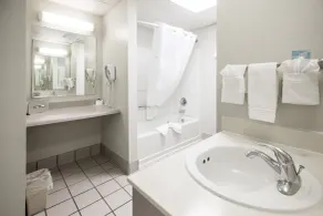Days Inn & Suites by Wyndham Jekyll Island - Salle de bain