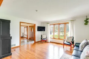Bike, Fish, Golf & More: Stately Tudor in Mogadore - Interiør