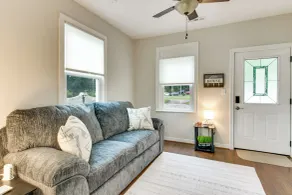 Cedar Pines Lake Views! Charming Waterfront Home - Innenbereich