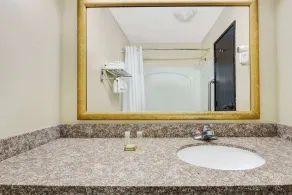 Super 8 by Wyndham Hutchinson - Salle de bain