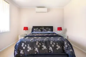 Cheerful 3 Bedroom House With Free Parking - Room