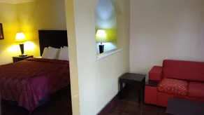 Econo Lodge Inn & Suites West - Energy Corridor - Room