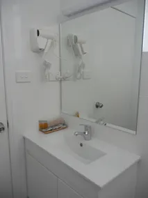 Rosebourne Gardens Motel - Bathroom
