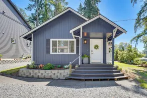 Walk to Spanaway Lake: Chic Home w/ Rooftop Deck! - Innvendig
