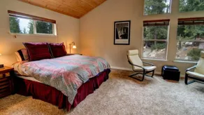 Alpine Aerie ligger i Yosemite West! <br><br>De tre våningar Huset har tre sovrum, tre badrum, amerikansk ... - Rum