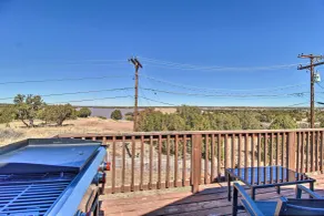 Near White Mountain Lake: Home w/ Balcony & Patio - Interiør