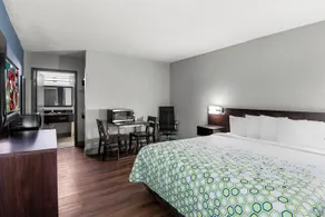 HomeTowne Studios by Red Roof Richmond - Airport Sandston - Habitación