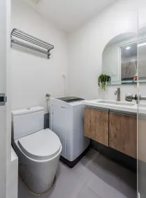 Elegant Wood-accent Studio With Balcony - Salle de bain