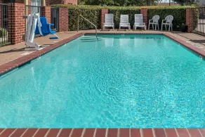Days Inn & Suites by Wyndham Dallas - Pool