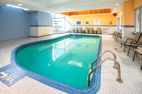 Comfort Hotel & Suites - Piscine