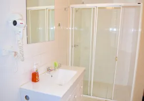 City East Motel - Bathroom
