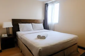 Homey and Spacious 3BR Apartment at Braga City Walk By Travelio - Zimmer