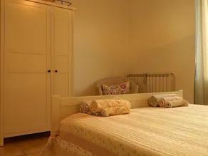 Bed And Roses - Room