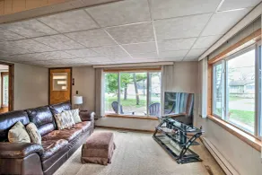 National City Cottage w/ Patio, Steps to Lake! - Innenbereich