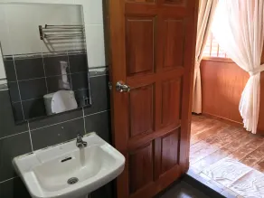 Landcons Hotel & Resort - Bathroom