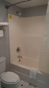 Rodeway Inn Beebe - Bathroom