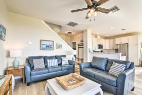 Steps to Ocean! Breezy Galveston House w/ 2 Decks - Intérieur