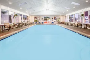 Super 8 Beachfront by Wyndham Mackinaw City, MI - Piscine