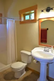 Ravenwood | Rainier View, Hot tub, Wifi - Badeværelse