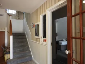 All Seasons Gatwick Guest House & Parking - Interior entrance