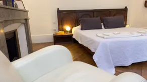 Chambre de charme au coeur du vieux Valence -Confort & Calme - Room