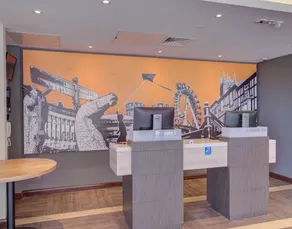 Premier Inn Cardiff Bay - Reception