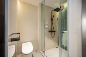 Holiday Inn Express Shanghai PVG Airport Zhuqiao - Free shuttle bus to Pudong Airport and Disneyland - Bathroom