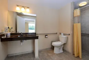 Quality Inn & Suites Vandalia near I-70 and Hwy 51 - Badeværelse