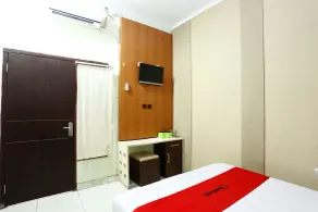 RedDoorz near Adisucipto Airport 3 - Habitación