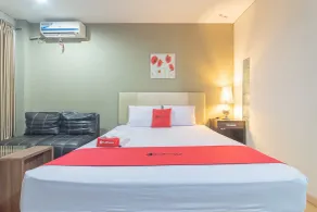 RedDoorz Plus near Sepinggan Airport 3 Balikpapan - Room