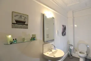 Steeton Hall Hotel & Restaurant - Bathroom