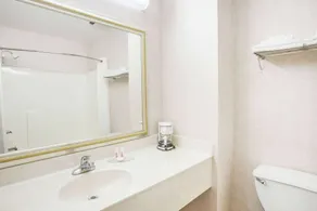 Super 8 by Wyndham White Hall - Salle de bain