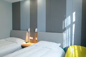 The Cloudland International Youth Hostel, Close to the city center,10 min walks to the subway, Close to the night market, old street, green lake, English-speaking service, free Activity convenient payment and visa cards are accepted - Room