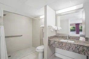Ramada Hotel & Conference Center by Wyndham Edgewood - Salle de bain