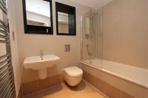 Modern Deluxe Leeds City Apt Balcony View - Bathroom