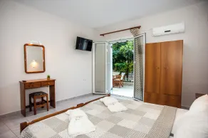 Captain Georgio Apartments - Room