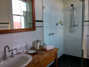 Cygnet Old Bank B & B Cafe & Gift Store - Bathroom