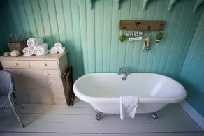 Lulworth Lodge - Bathroom