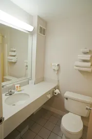 Days Inn by Wyndham Parsippany - Salle de bain