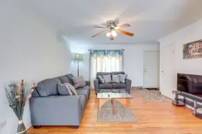 Glendale Heights Home With Office and Backyard! - Interiör
