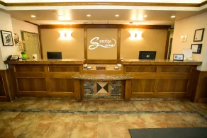 Service Plus Inns & Suites Drayton Valley - Rezeption