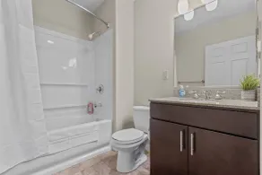 2BR Downtown Apartment with Gym & Deck - Baño