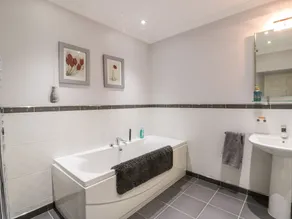 Shieldhill Farm House - Bathroom