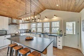 Steps to Elm St: Gorgeous Double-lot Getaway - Interiör