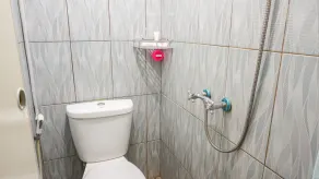 Grha Blue Sky Syariah RedPartner - Bathroom