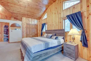Lakefront Rhinelander Retreat w/ Private Hot Tub! - Rom